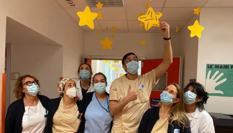 Alcuni degli operatori con il soffitto pieno di stelle e nomi - Foto Il Tirreno