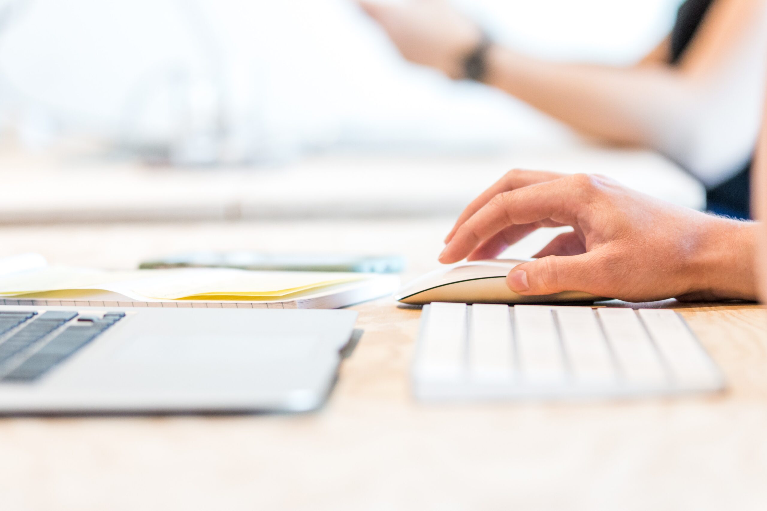 Foto di Lex Photography- https-::www.pexels.com:it-it:foto:silver-magic-keyboard-1109543: