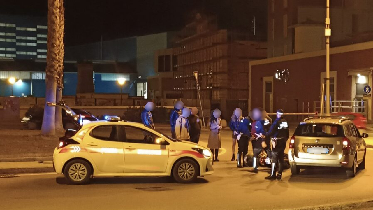 Auto investe due giovani scooteriste alla rotatoria in piazza Mazzini, illese