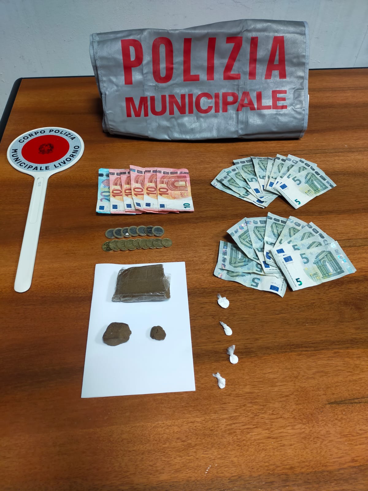 Spacciatore fermato dalla Polizia Municipale durante un controllo per la sicurezza dei quartieri