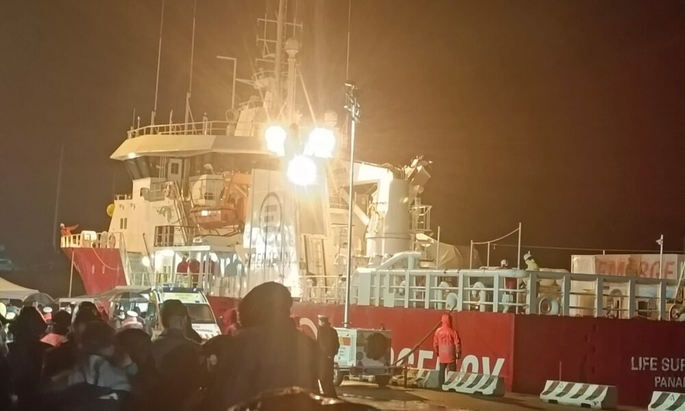 La Ong Life Support sbarca a Livorno con i 142 migranti a bordo