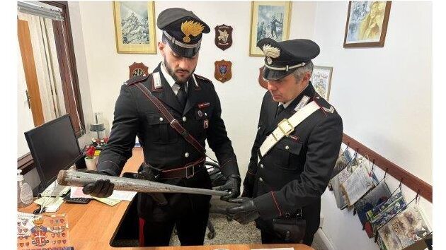 Denunciato un cittadino moldavo con una mazza da baseball in auto