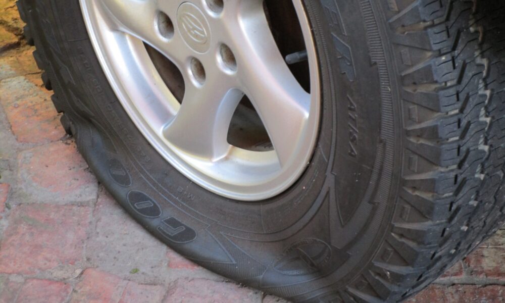 Bucano le ruote delle auto per rubare