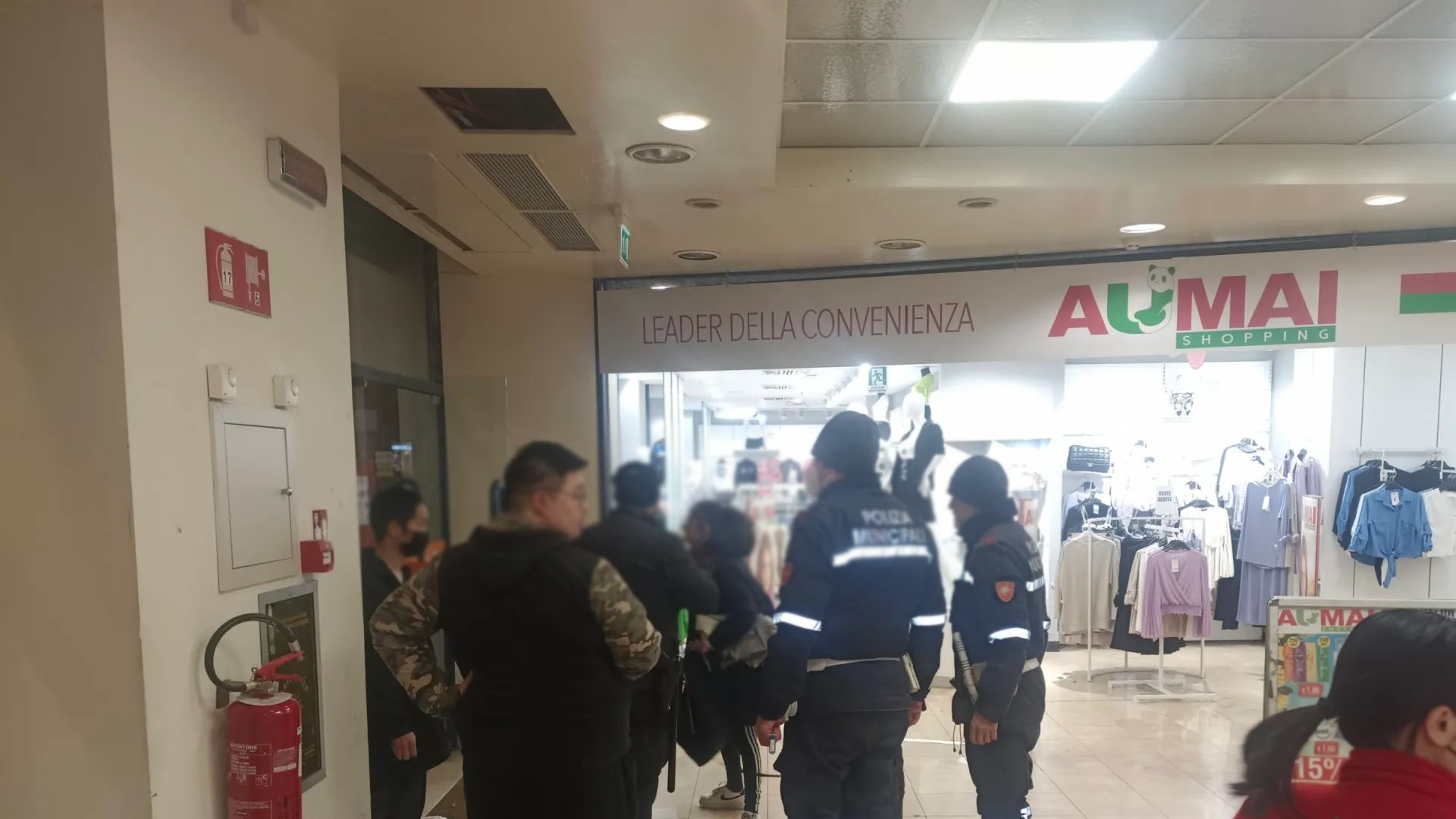 Furto e lite da Aumai in via Grande