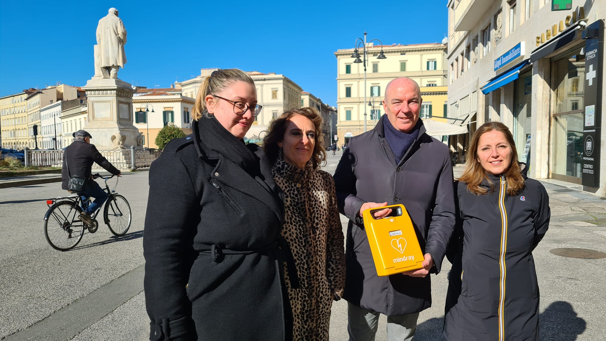 Un nuovo defibrillatore in piazza Cavour a disposizione della città