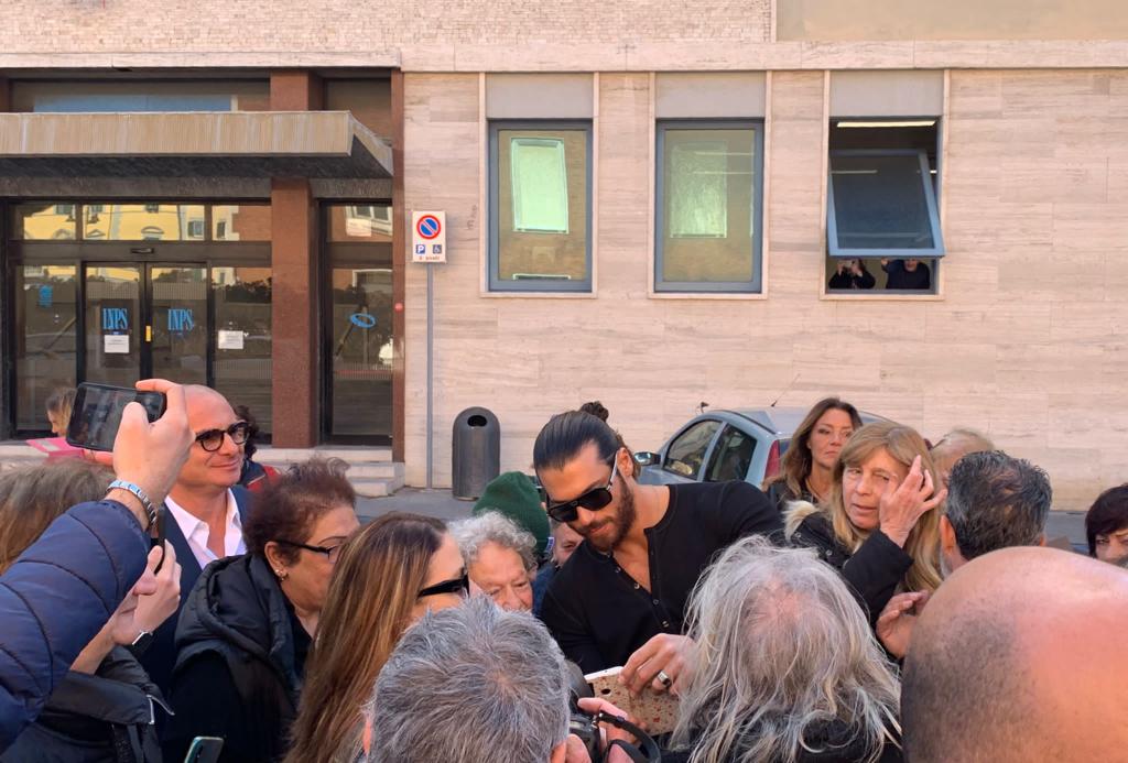 Dalla scena alla realtà con un sensibile Can Yaman