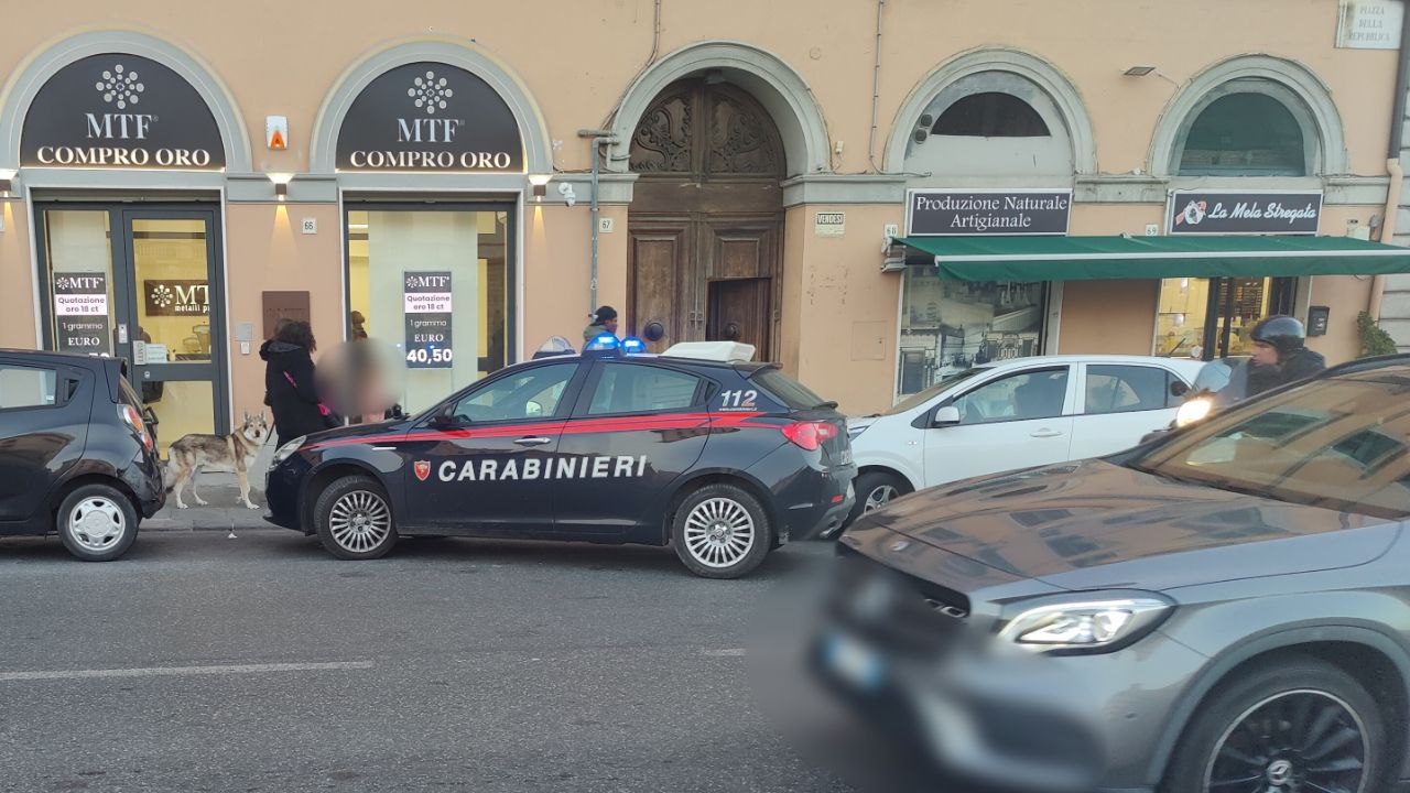 Rissa in piazza della Repubblica, una persona ferita