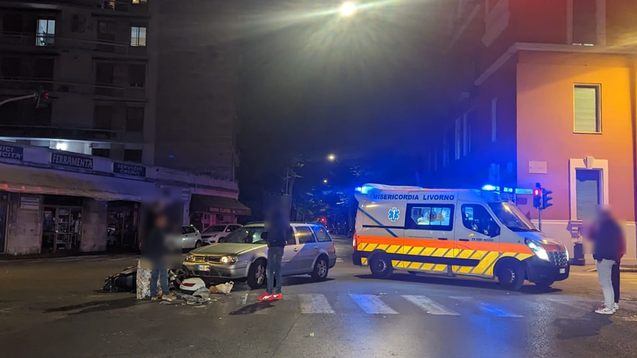 Scontro tra un'auto e uno scooter in viale Marradi