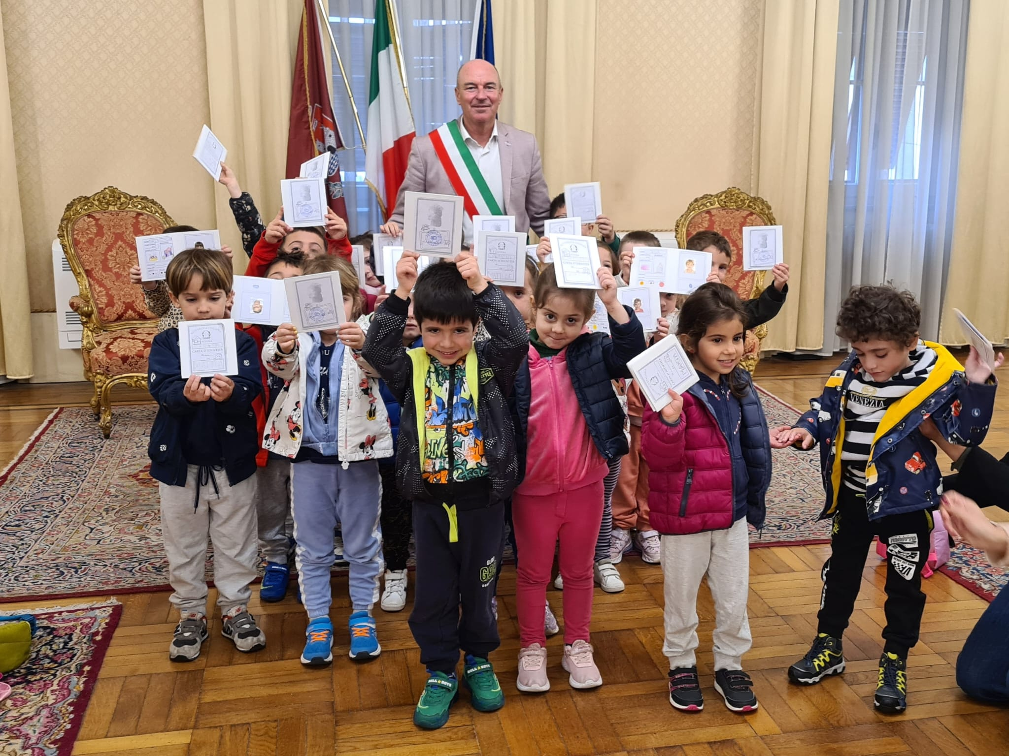 Livorno, 13 Aprile 2023- Il sindaco di Livorno, Luca Salvetti, ha condiviso con entusiasmo i risultati del programma "Scuola e Città", un'iniziativa che coinvolge i giovani cittadini nel cuore della vita amministrativa della città.