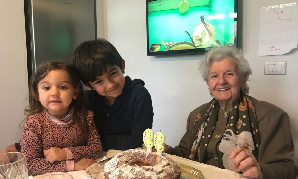 101 candeline e non sentirle: nonna Fiorina, tra agriturismi e quadri, celebra il suo compleanno