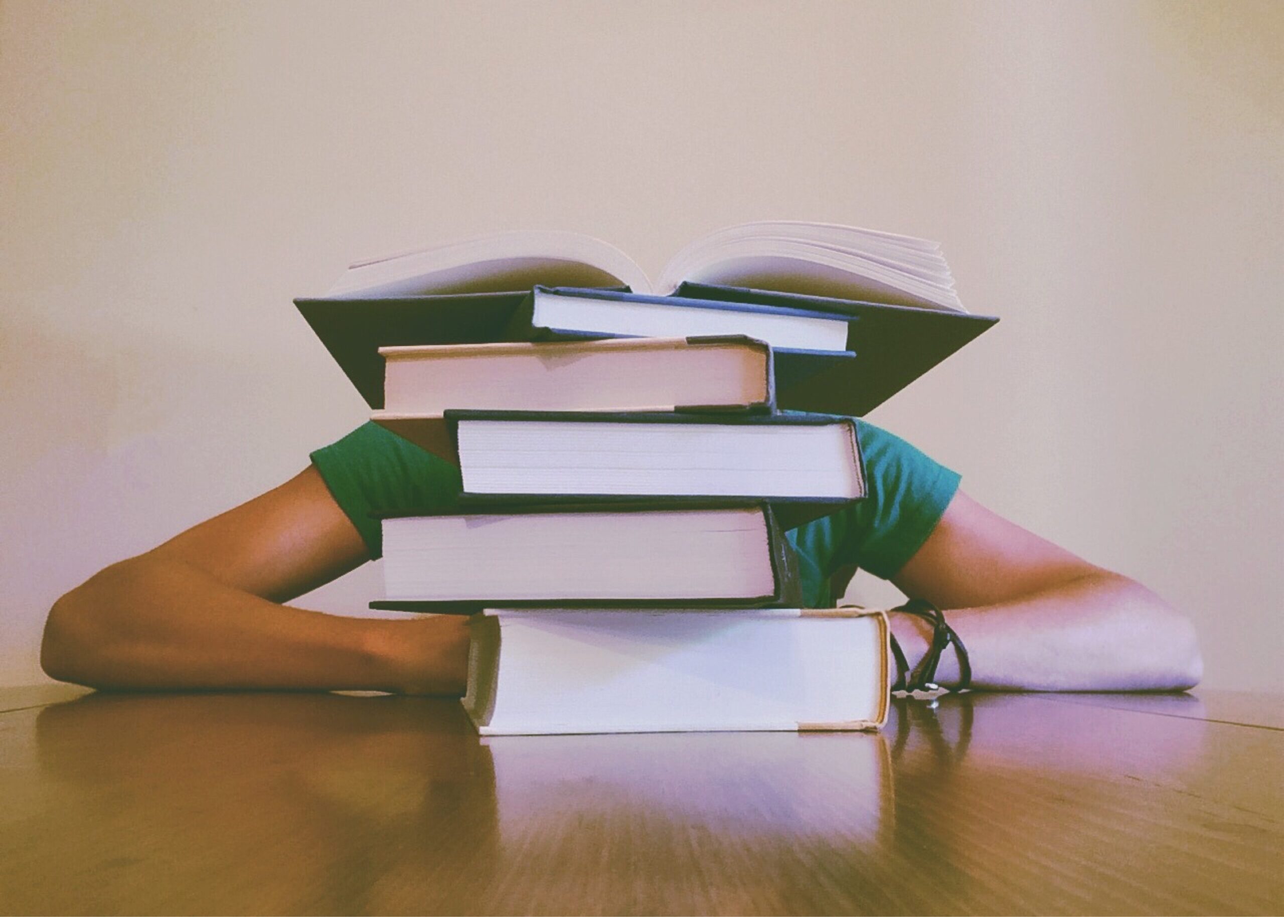 Foto di Pixabay: https://www.pexels.com/it-it/foto/persona-dietro-i-libri-261909/