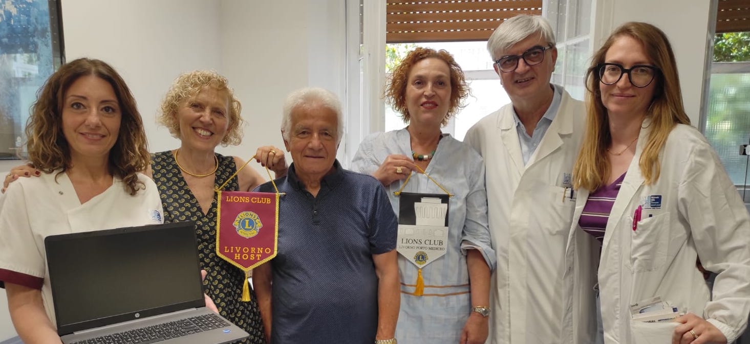 Nella foto di gruppo (da sin.) Claudia Sannino, Patrizia Lensi, Paolo Mori Ubaldini, Marina Marenna, Graziano Di Cianni e Emilia Lacaria e il computer donato.