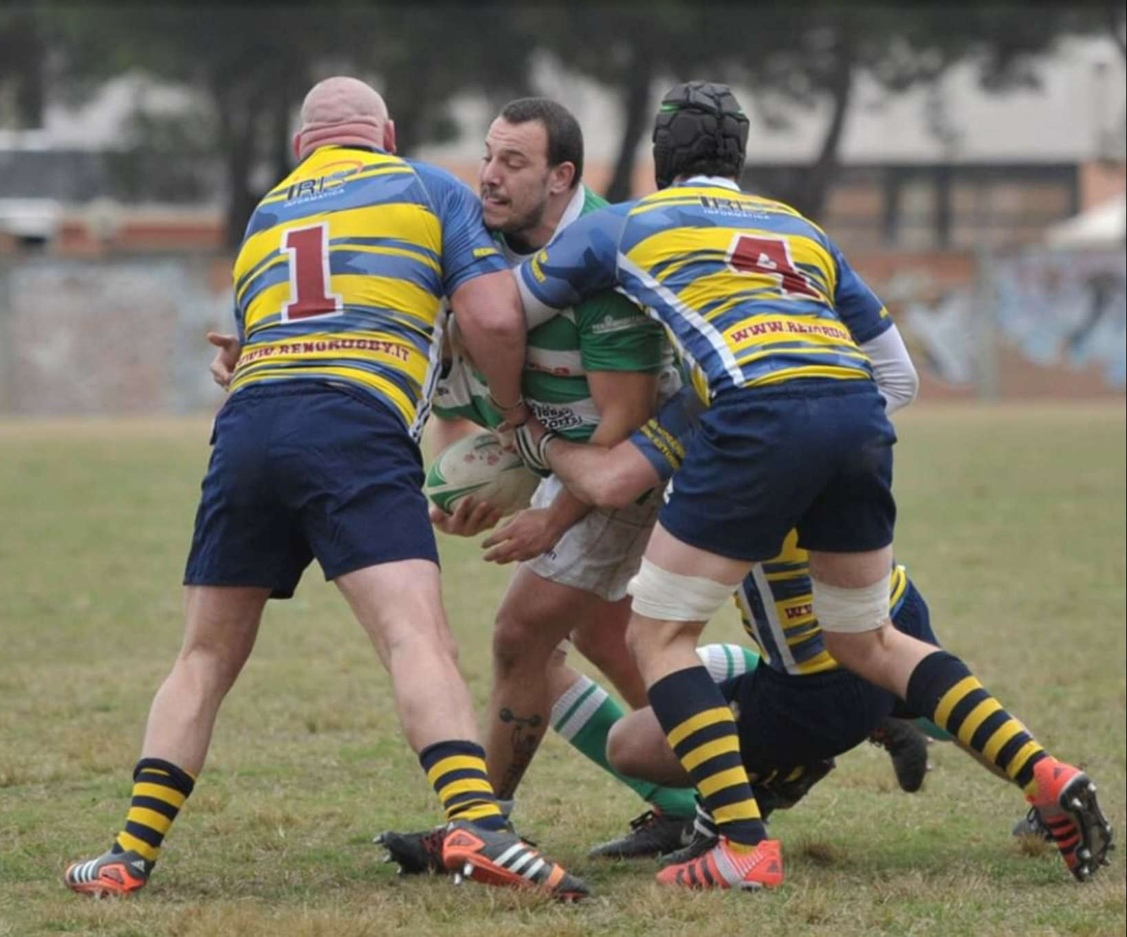 Foto di una percussione di Cristiano Bufalini, quando giocava (tallonatore e all'occorrenza pilone). L'avanti ha concluso nella scorsa stagione la sua carriera da atleta e in questa annata è tra i collaboratori tecnici di Riccardo Squarcini