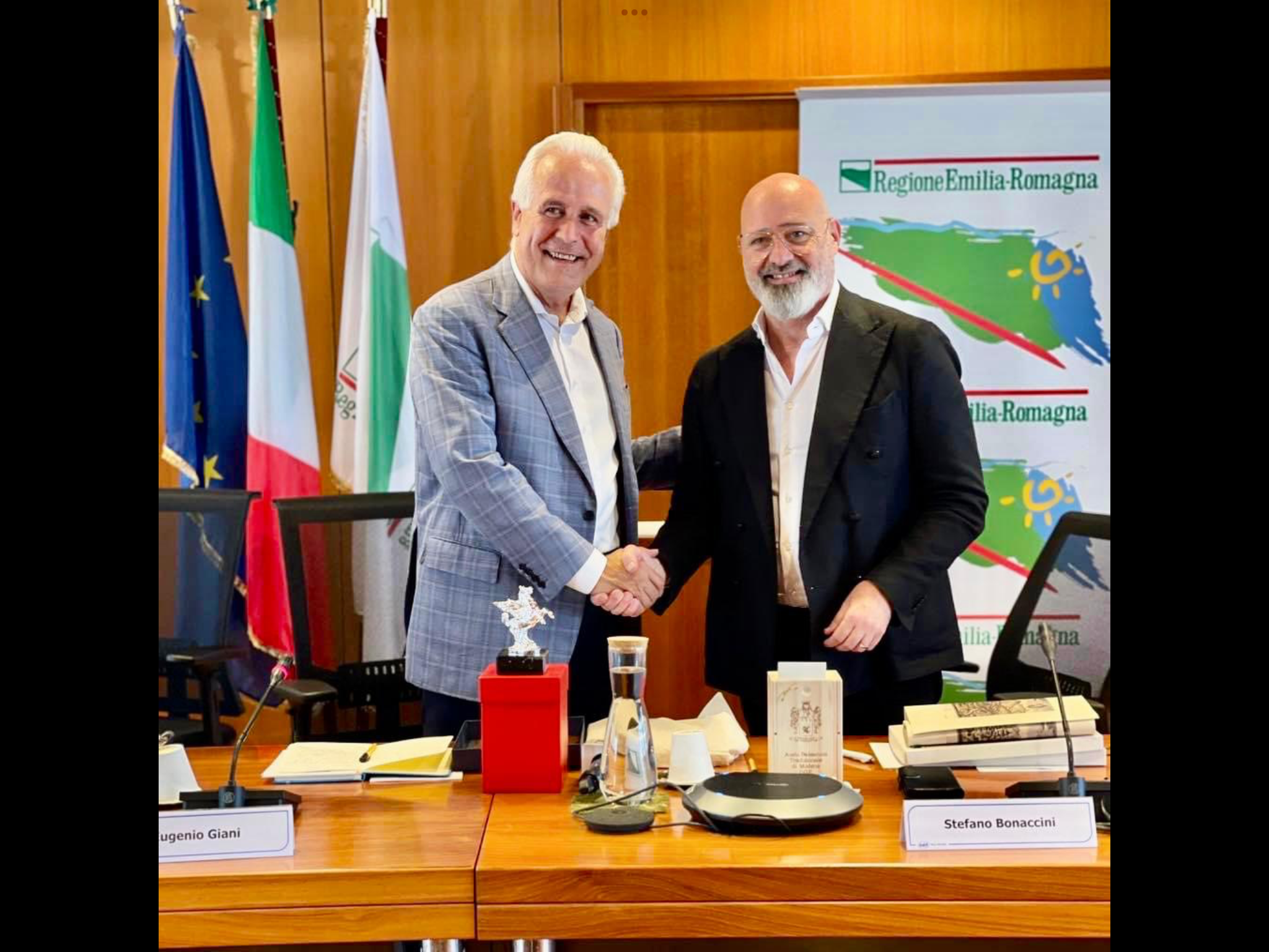 Un momento dell'incontro a Bologna fra il presidente Giani e quello dell'Emilia Romagna Bonaccini (a destra)