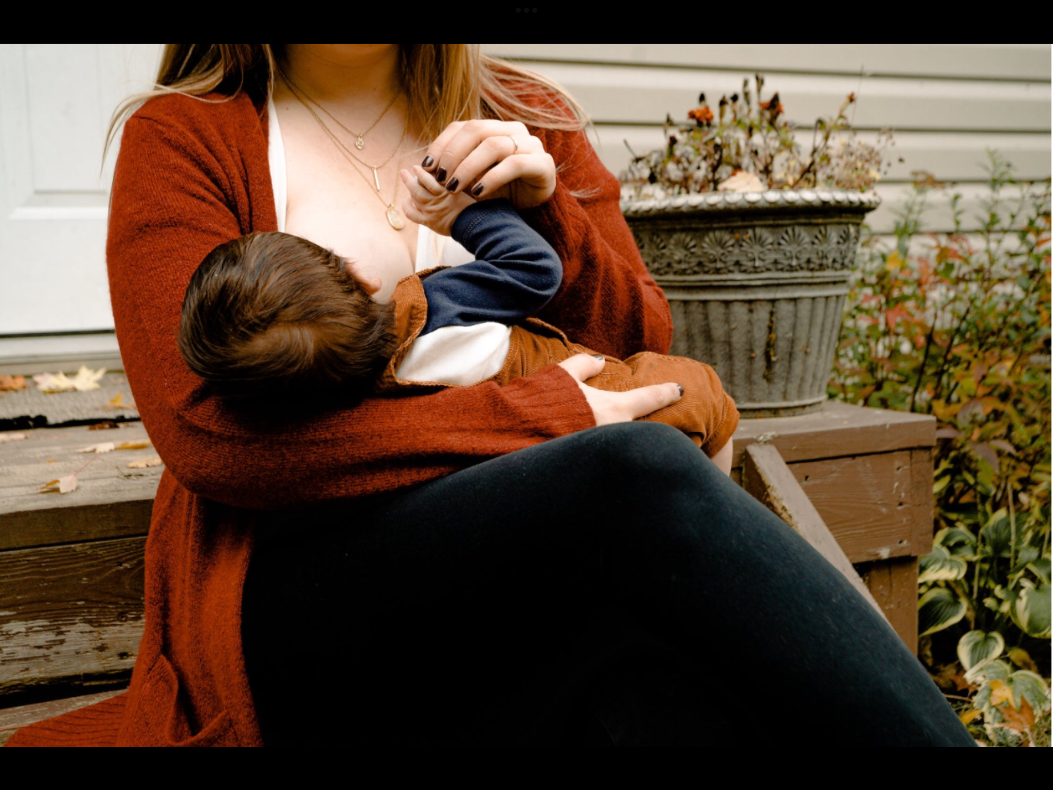 Foto di Wendy Wei: https://www.pexels.com/it-it/foto/madre-che-allatta-suo-figlio-3074935/