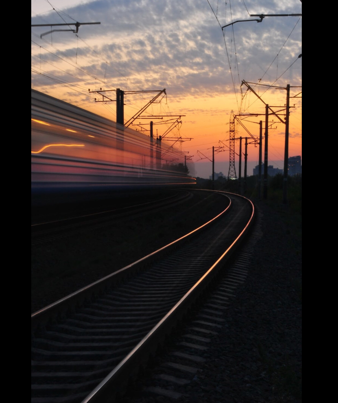Foto di Pixabay: https://www.pexels.com/it-it/foto/rail-road-sotto-il-grigio-e-arancione-cielo-nuvoloso-durante-il-tramonto-163856/