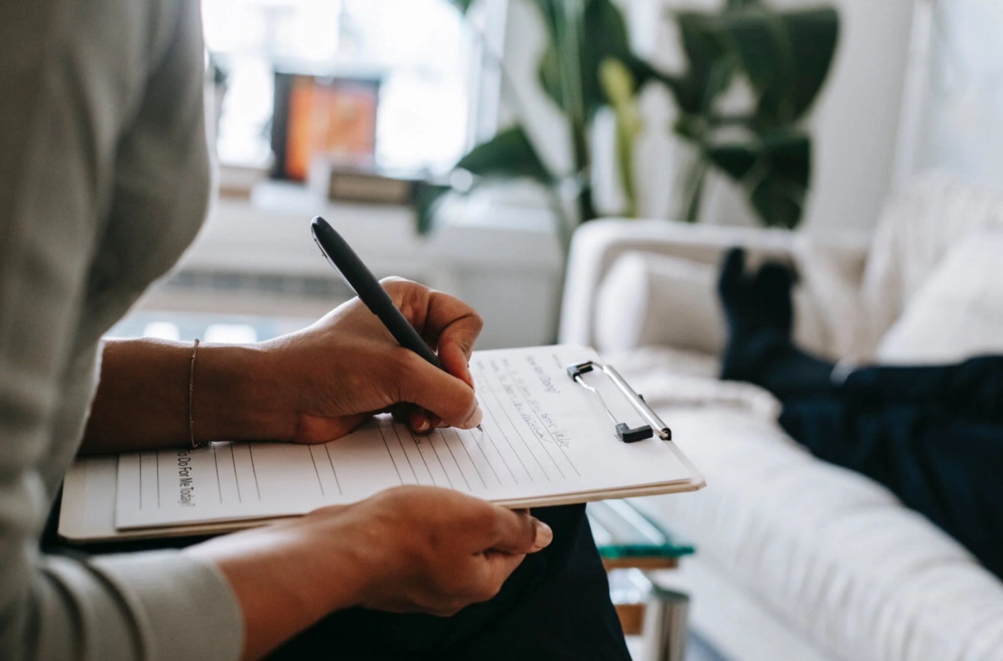 Foto di Alex Green: https://www.pexels.com/it-it/foto/ritaglia-lo-psicologo-etnico-che-scrive-negli-appunti-durante-la-sessione-5699456/