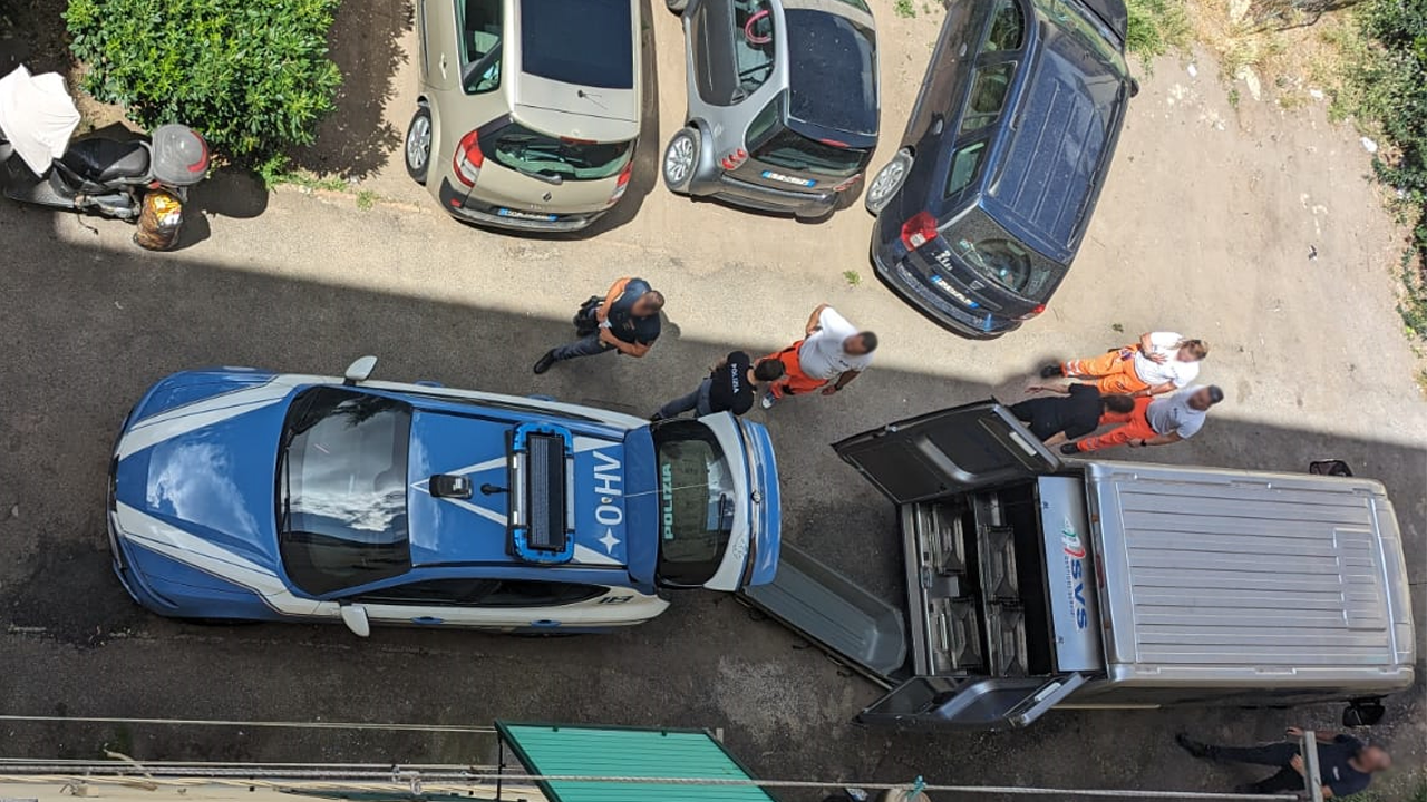 Trovato morto in casa a 59 anni, allarme lanciato dai vicini