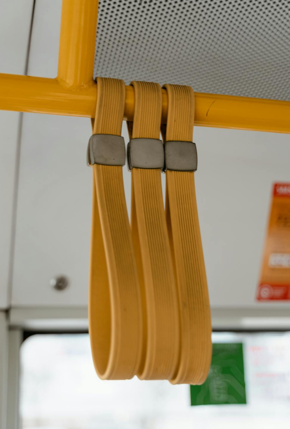 Foto di MART PRODUCTION: https://www.pexels.com/it-it/foto/citta-strada-persona-edifici-7252760/