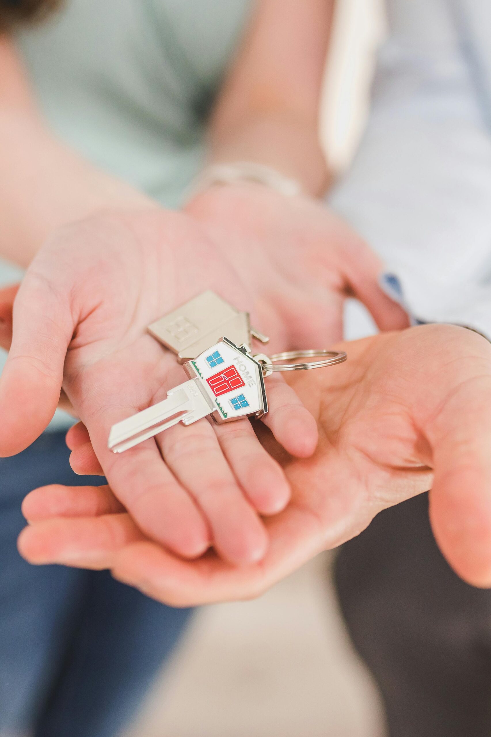 Foto di RDNE Stock project: https://www.pexels.com/it-it/foto/persone-che-tengono-una-chiave-a-forma-di-casa-8292770/