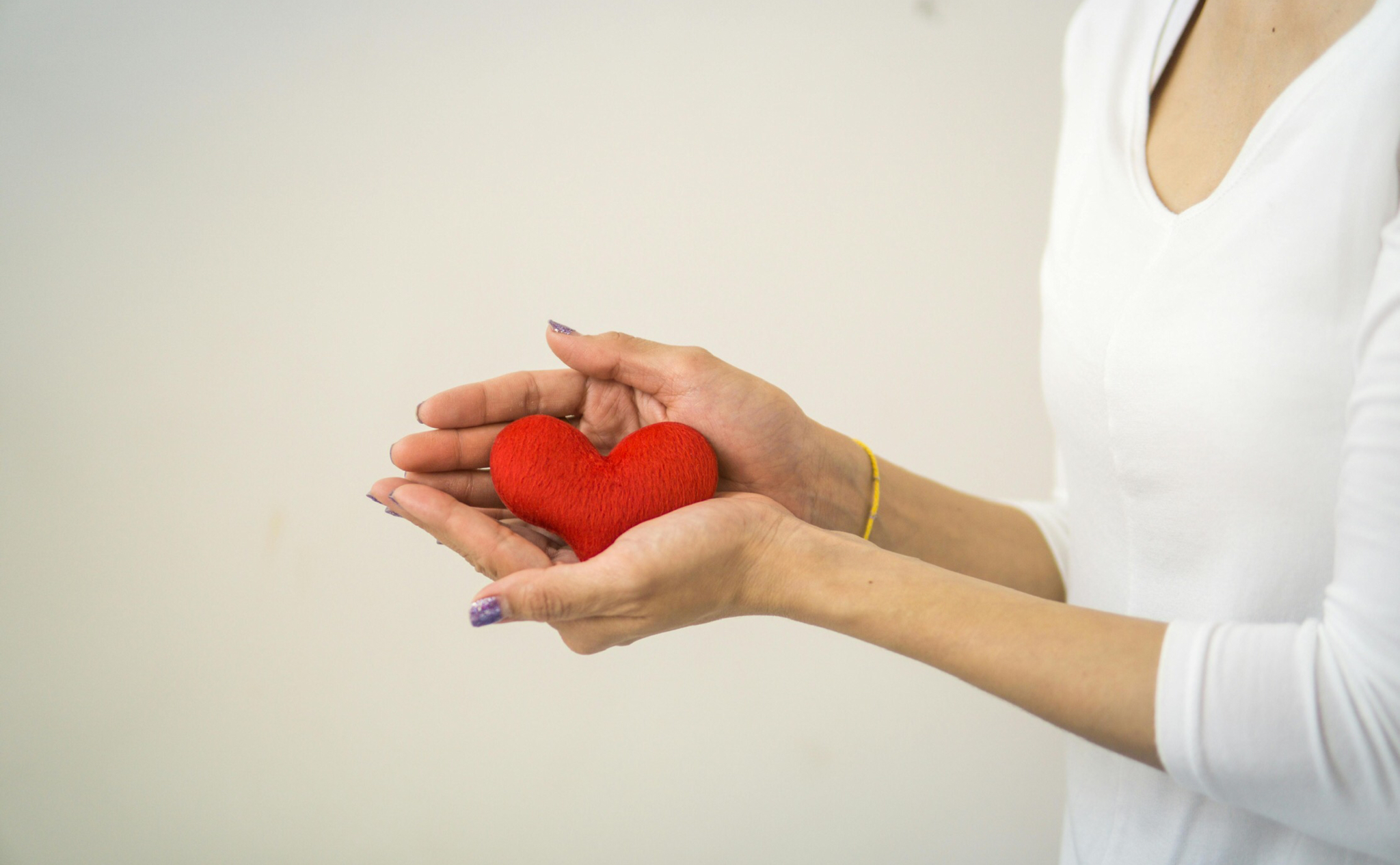 Foto di Puwadon Sang-ngern: https://www.pexels.com/it-it/foto/rosso-volontario-forma-di-cuore-donazione-di-sangue-5340269/