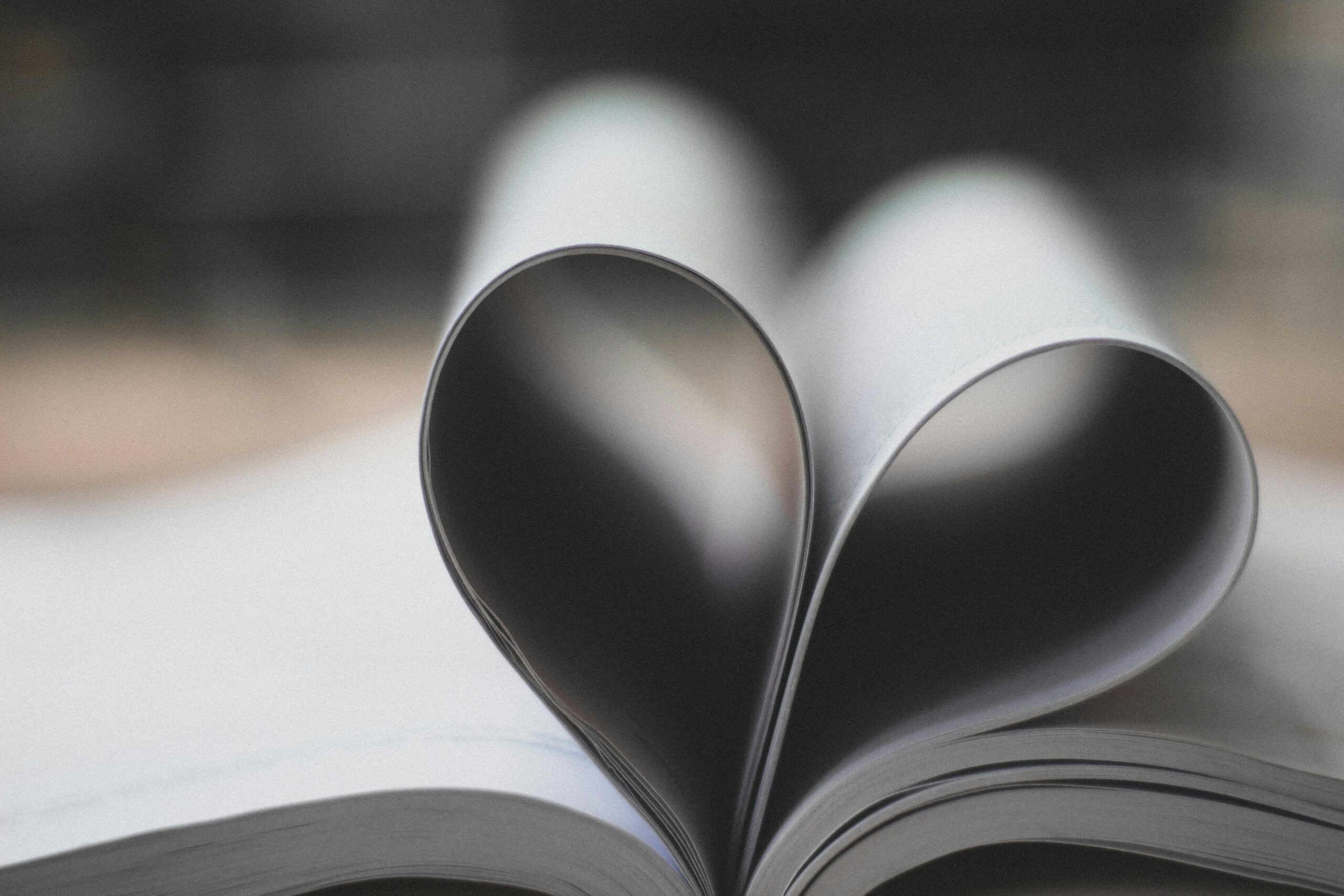 Foto di Rahul Pandit: https://www.pexels.com/it-it/foto/fotografia-del-primo-piano-della-pagina-del-libro-pieghevole-che-forma-cuore-1083633/