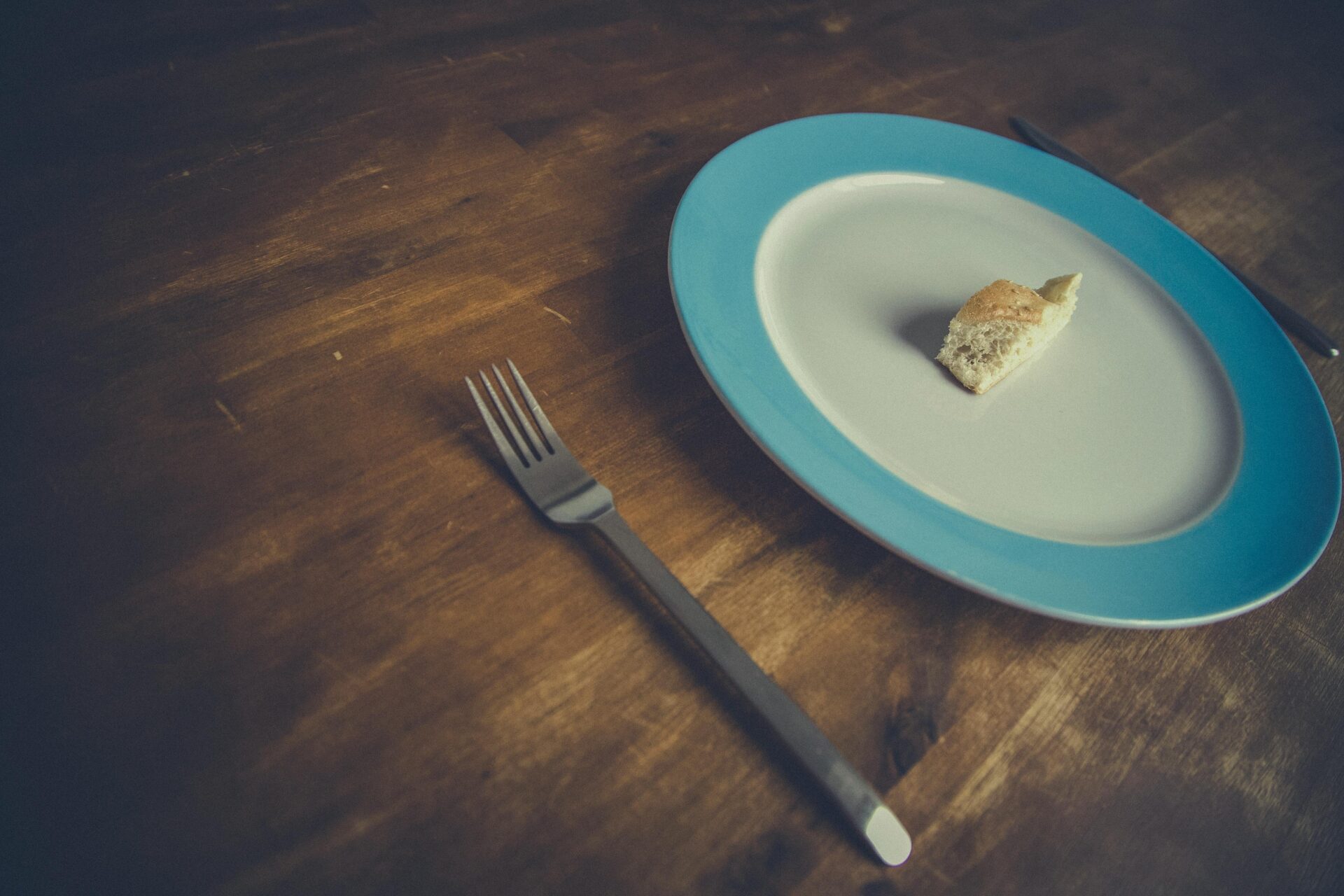 Foto di Markus Spiske: https://www.pexels.com/it-it/foto/pane-sul-piatto-rotondo-blu-95212/