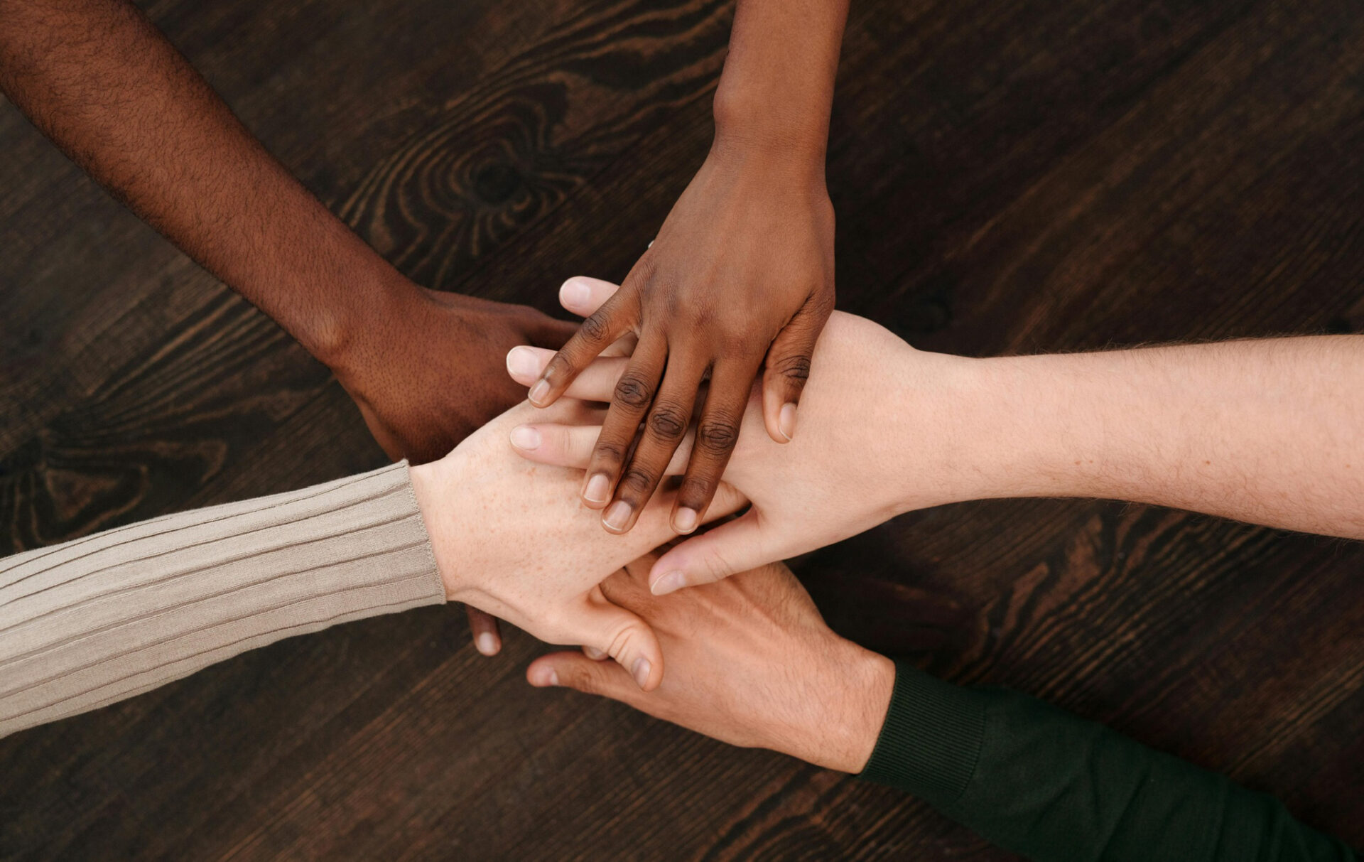 Foto di Diva Plavalaguna: https://www.pexels.com/it-it/foto/mani-squadra-lavoro-di-squadra-unita-6146703/