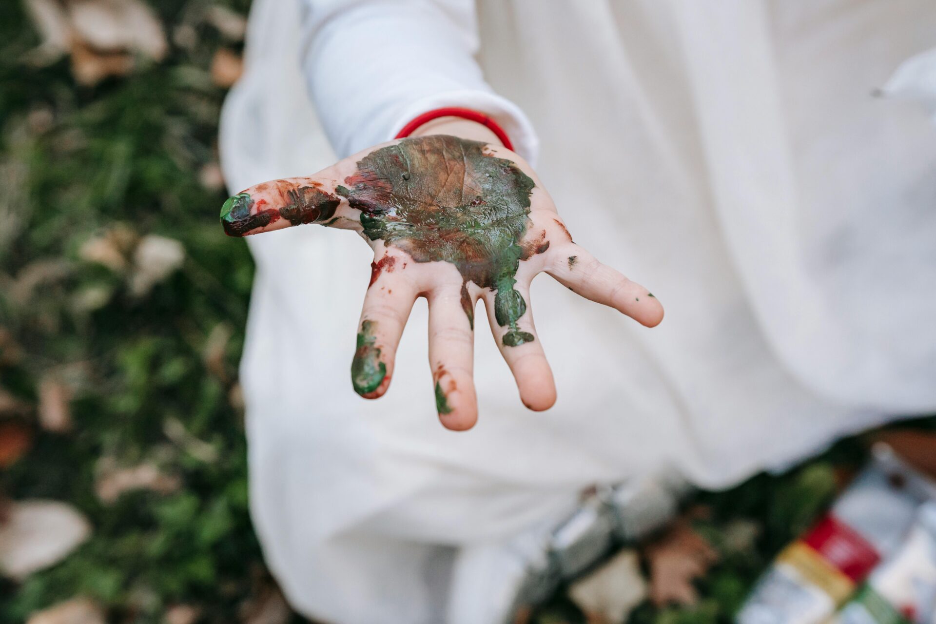 Foto di Charles Parker: https://www.pexels.com/it-it/foto/ragazza-che-si-siede-sull-erba-e-che-mostra-la-mano-sporca-5859225/