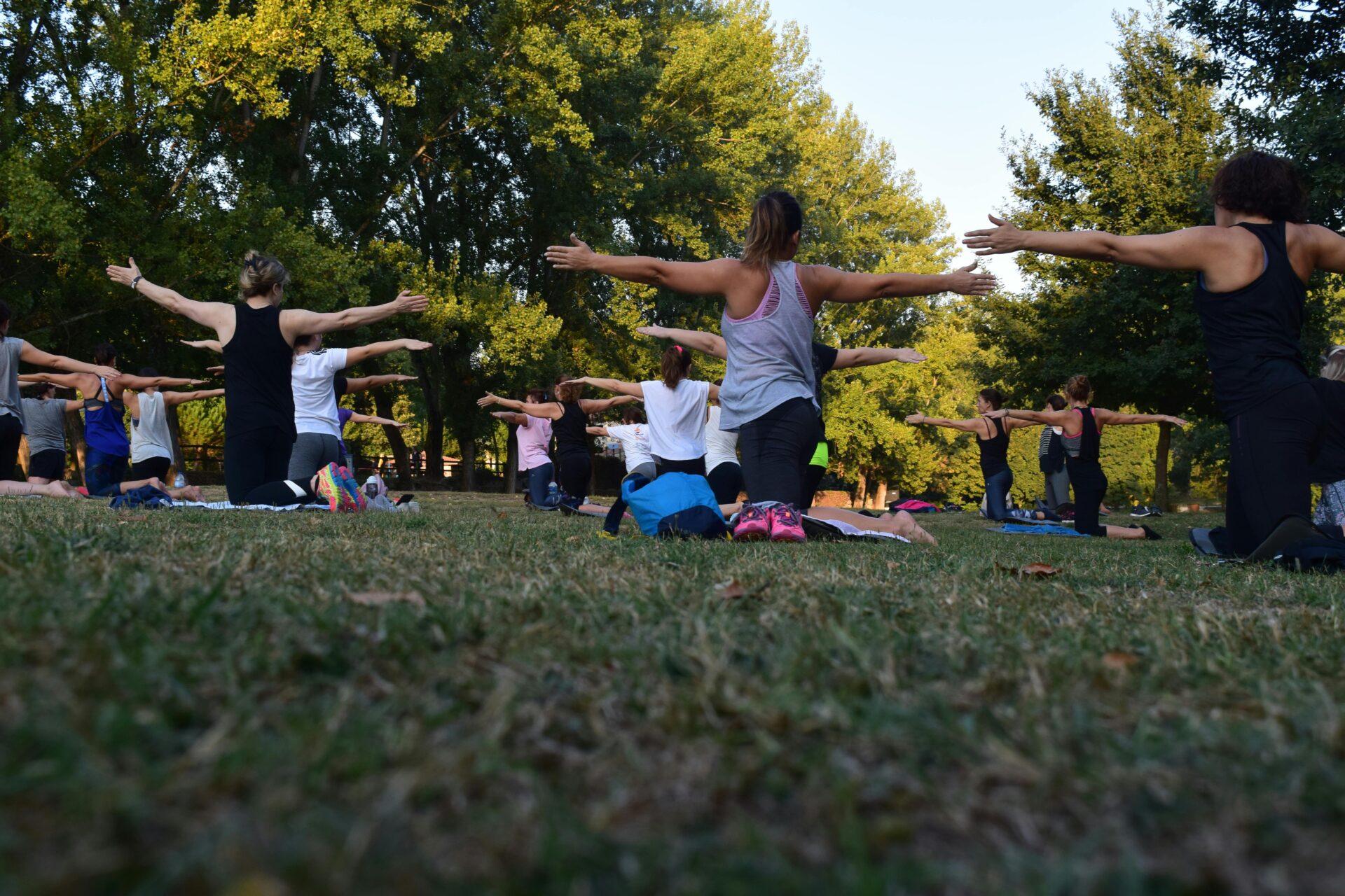 Foto di Rui Dias: https://www.pexels.com/it-it/foto/donne-che-eseguono-yoga-sull-erba-verde-vicino-agli-alberi-1472887/