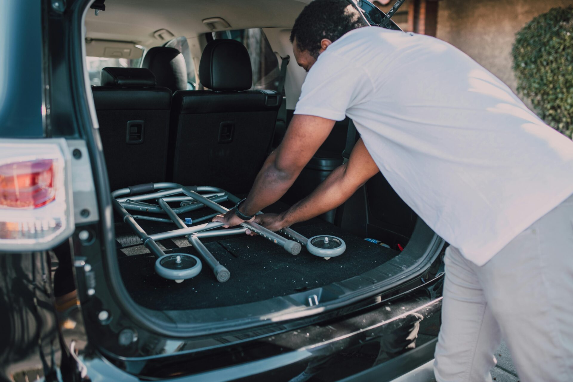 Foto di RDNE Stock project: https://www.pexels.com/it-it/foto/uomo-persona-amore-auto-6647036/