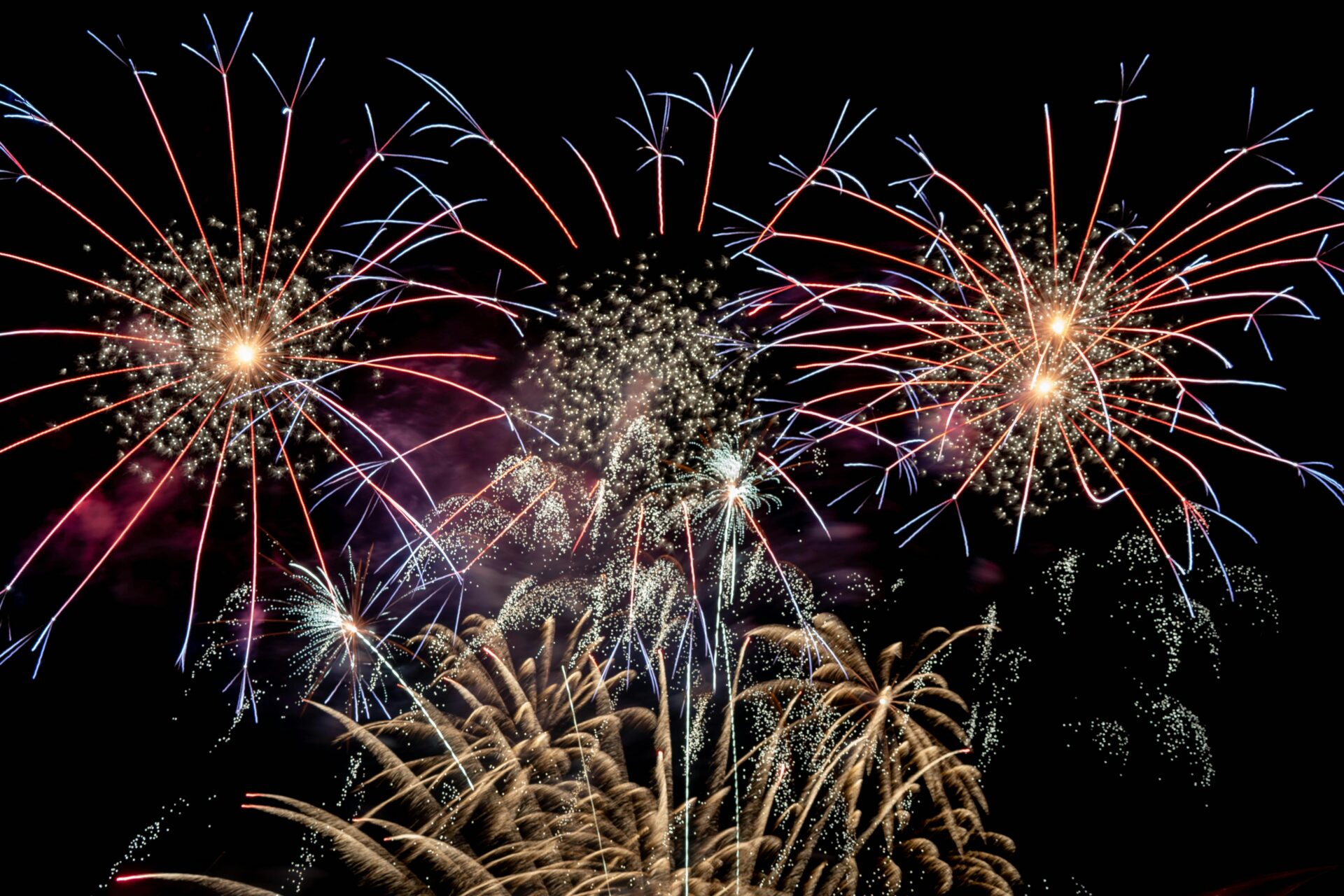 Foto di Mateusz Walendzik: https://www.pexels.com/it-it/foto/carta-da-parati-di-fuochi-d-artificio-14957416/