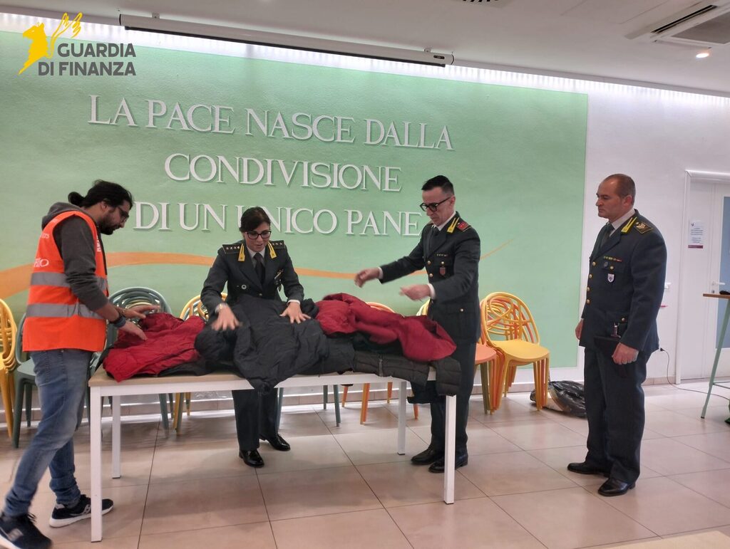 Guardia di Finanza: donati alla Caritas oltre 130 capi di abbigliamento