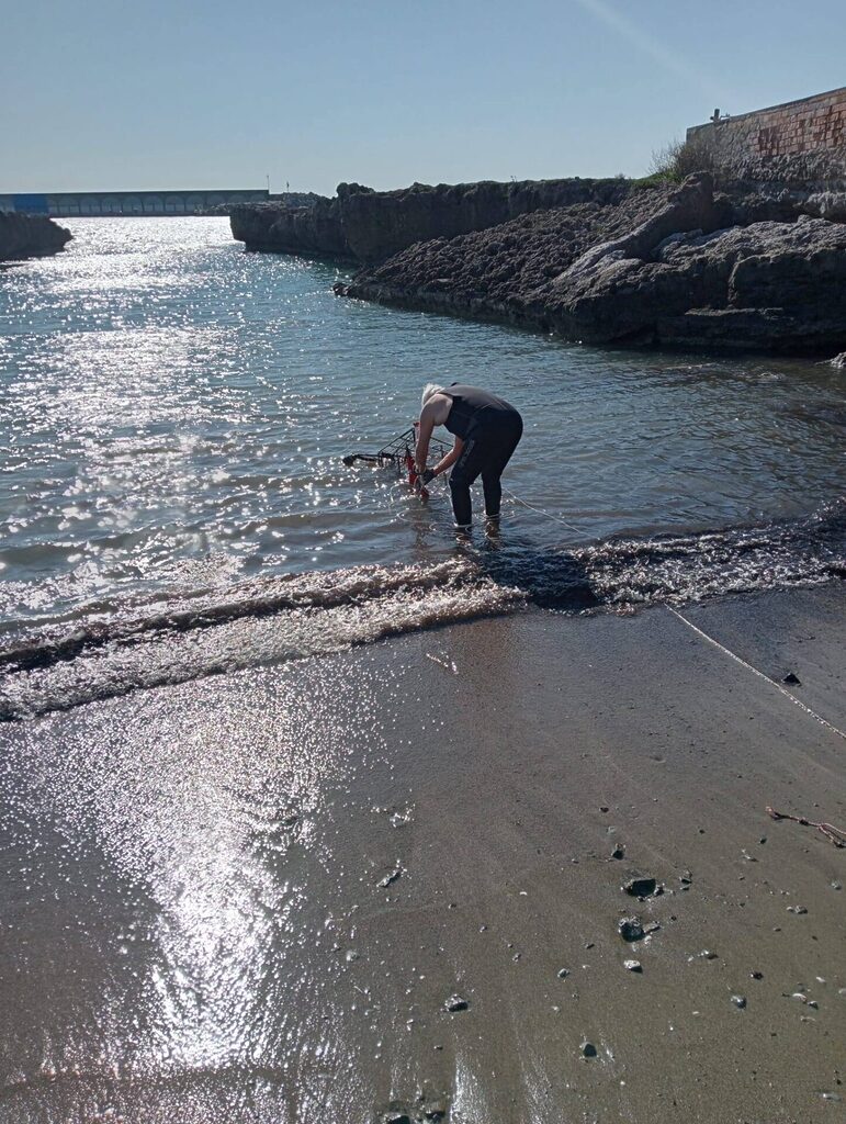 Castiglioncello: recuperati due carrelli del supermercato in mare a Caletta