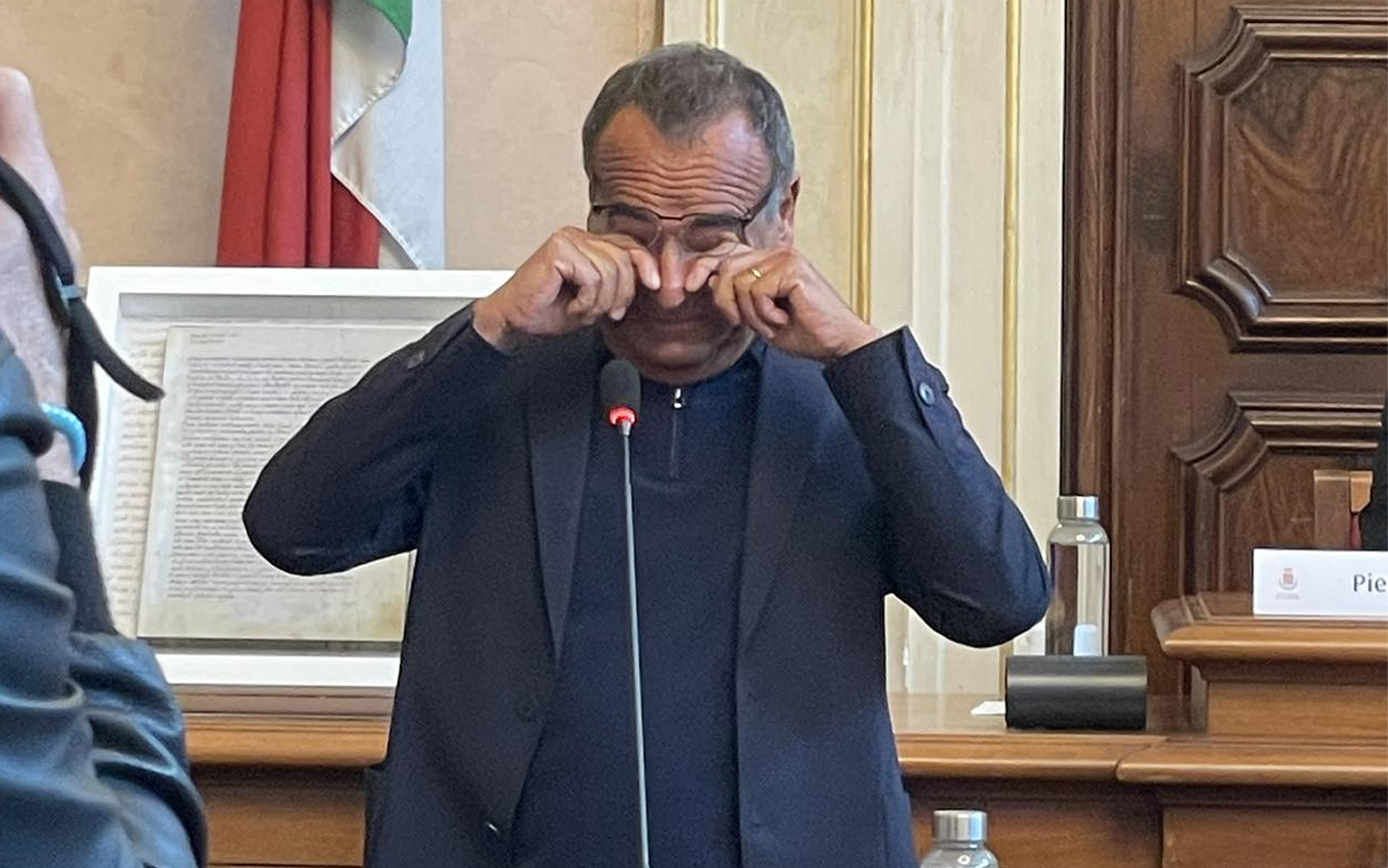 Carlo Conti in lacrime durante la cerimonia per la cittadinanza onoraria di Livorno