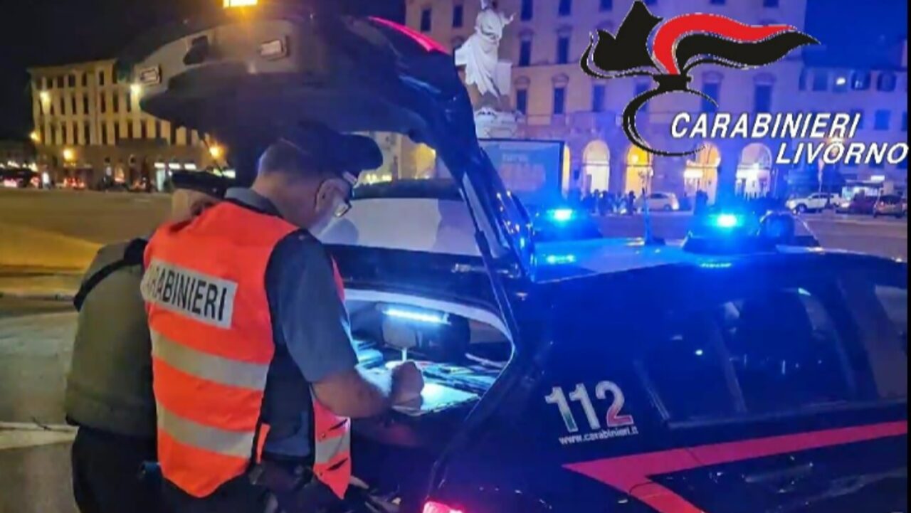 Carabinieri in azione durante un controllo antidroga in piazza Attias a Livorno