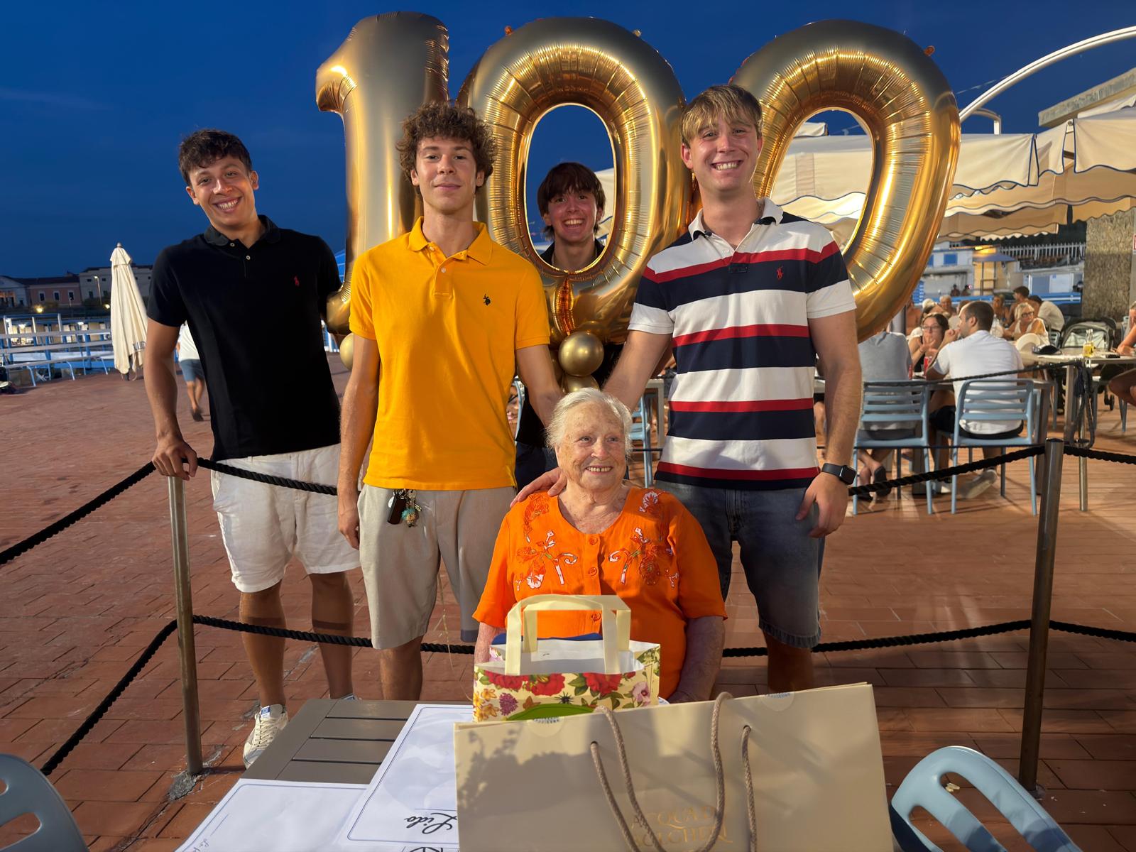 Nonna Miranda Mori festeggia 100 anni a Livorno con la sua famiglia