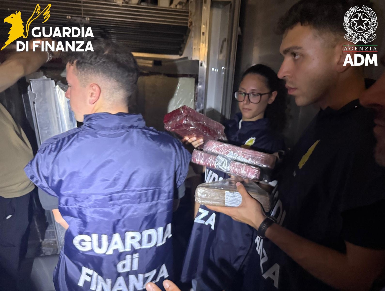 65 chili di cocaina in panetti sequestrati dalla Guardia di Finanza e Dogane al porto di Livorno, nascosti in un container di banane.