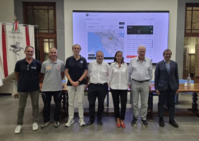 Applicazione Aib-Wind su smartphone con mappa della Toscana e dati meteo per incendi boschivi