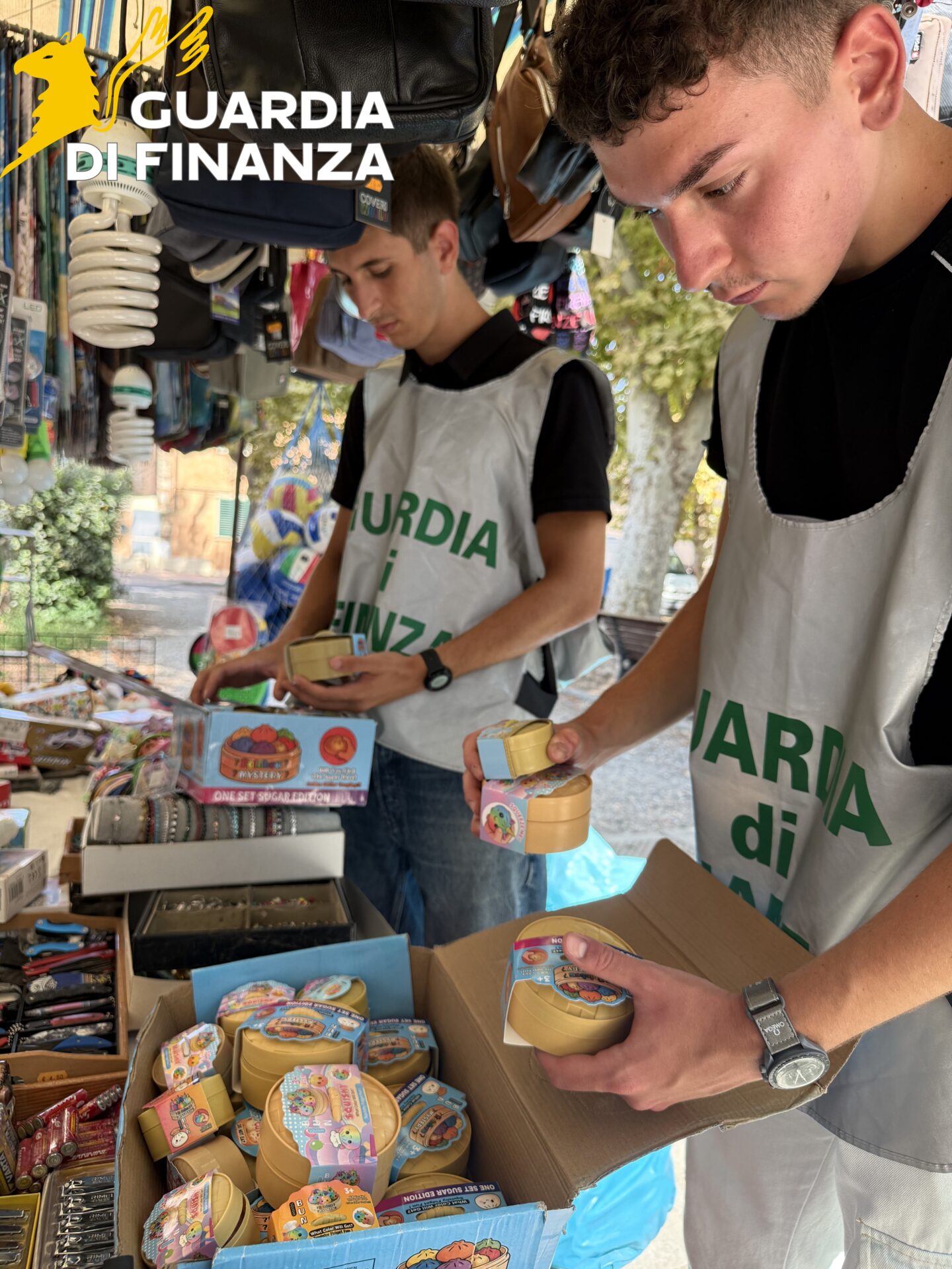 Ravioli Squishy e giocattoli non sicuri sequestrati dalla Guardia di Finanza a Rosignano Marittimo