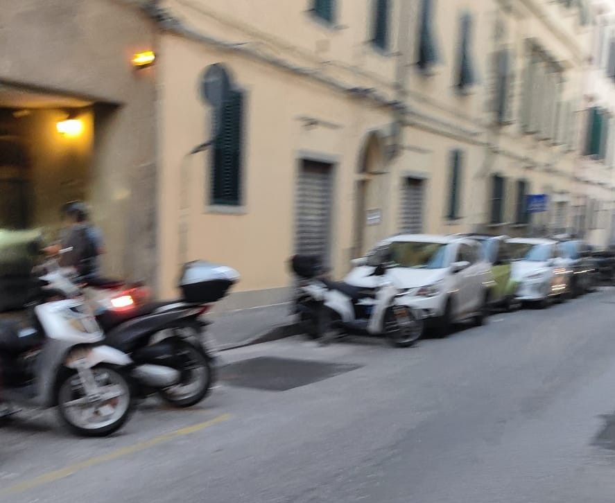 Mezzi di soccorso e forze dell'ordine in corso Amedeo a Livorno dopo il ritrovamento di un giovane senza vita.