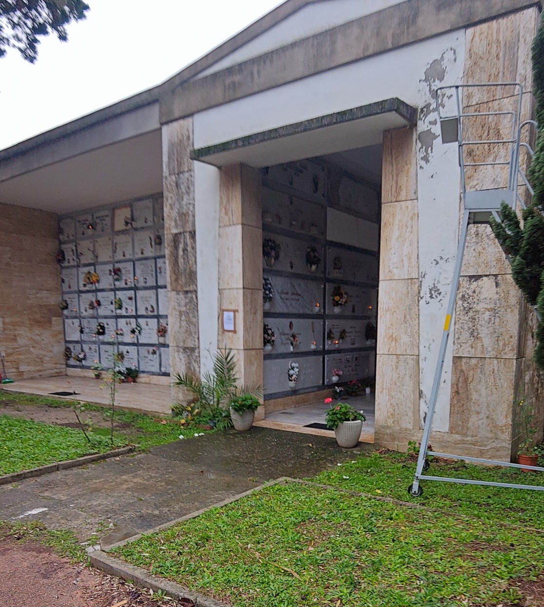 Loculi del cimitero La Cigna di Livorno, noto come cimitero dei Lupi