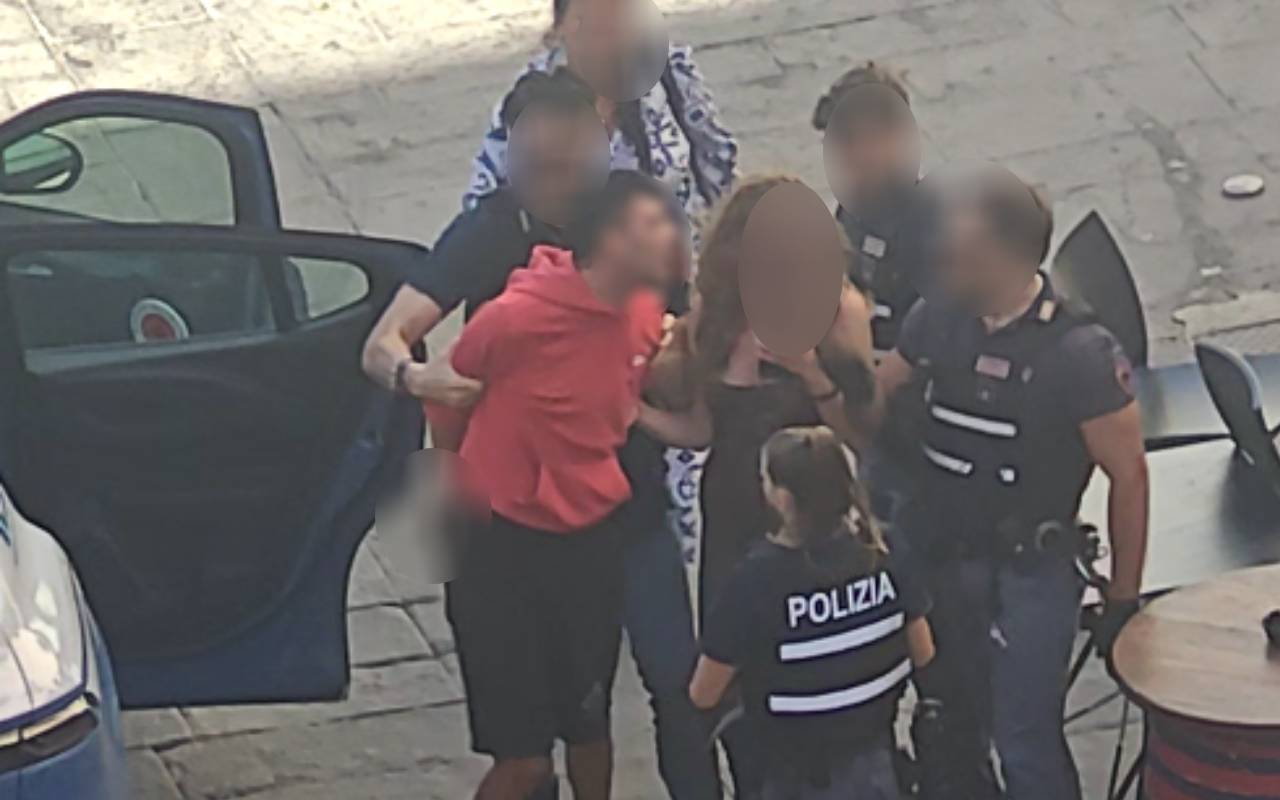 Agente della Polizia di Stato in divisa durante un intervento in piazza Cavallotti a Livorno.