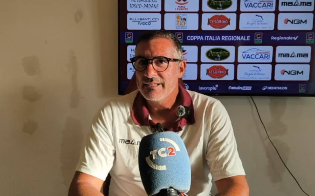Giocatori del Livorno in campo allo stadio Armando Picchi durante una partita di calcio.