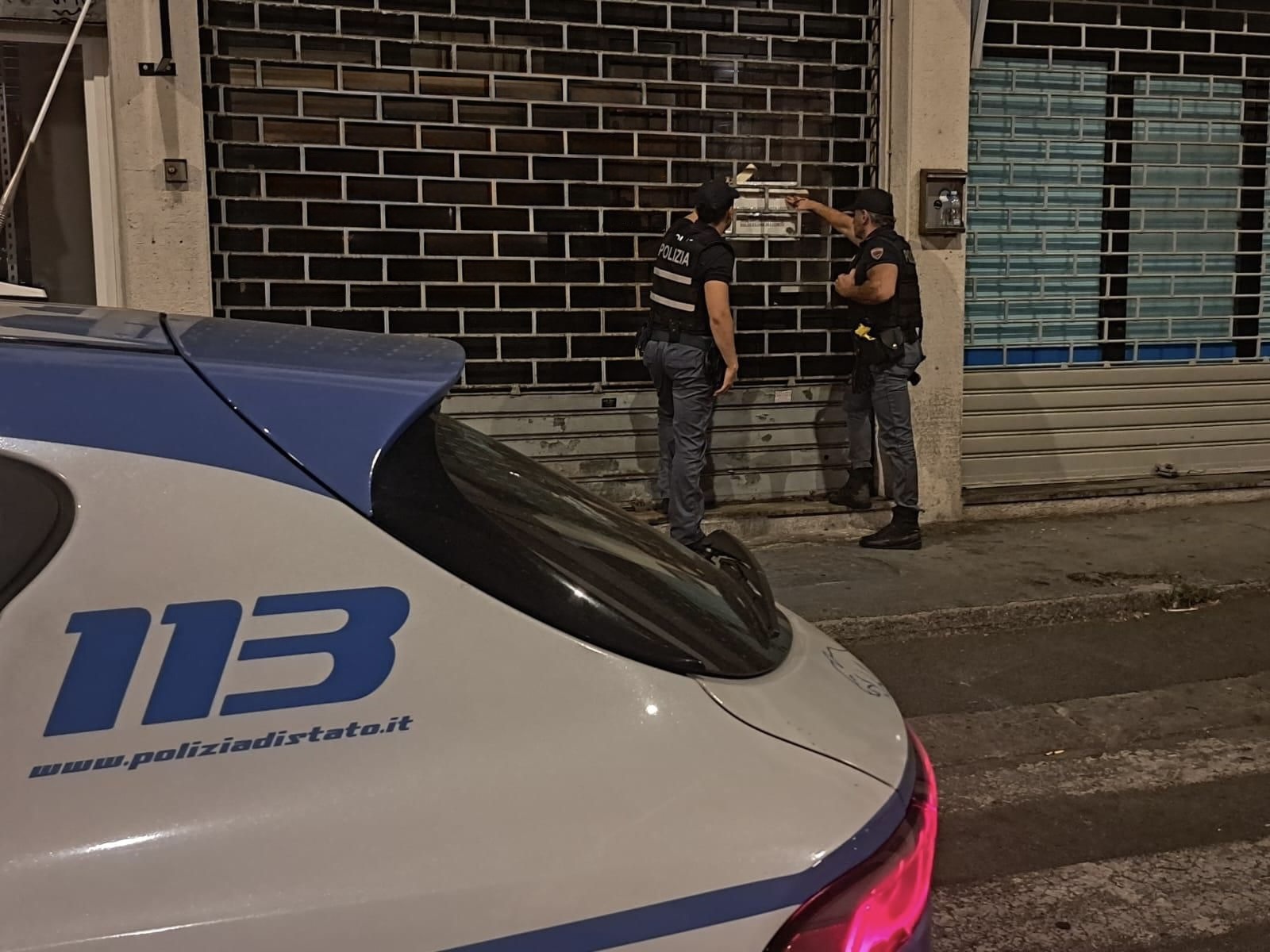 Saracinesche abbassate di un locale chiuso a Livorno per provvedimento del Questore