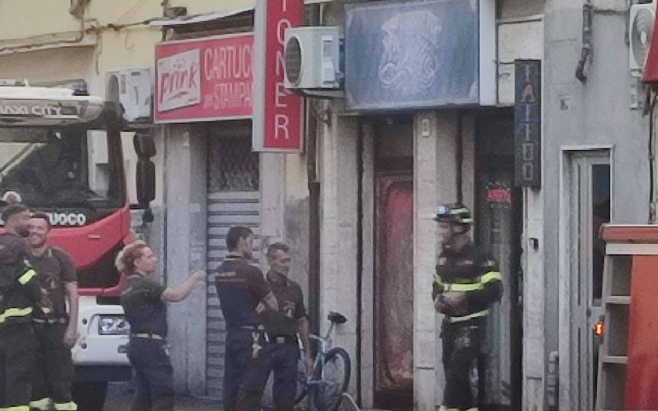 Vigili del Fuoco intervengono per il crollo di un cornicione in via Garibaldi a Livorno dopo il maltempo