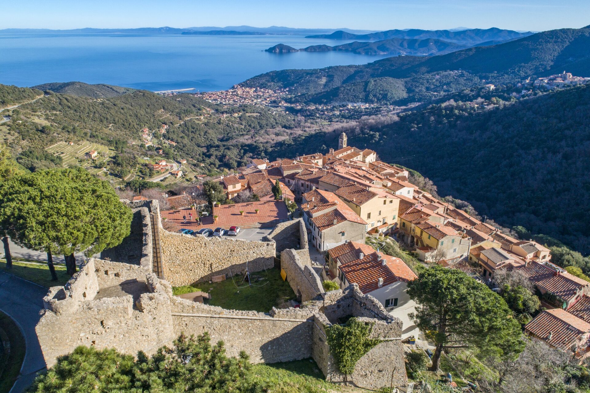 Conferenza europea sul diritto di restare nelle isole, con rappresentanti di Elba e Corsica