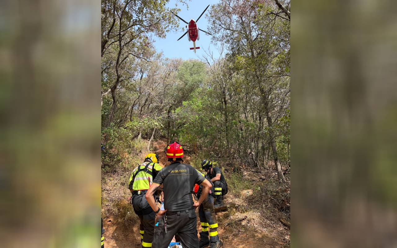 Elicottero in azione per il soccorso di una persona alla Buca delle Fate a Piombino