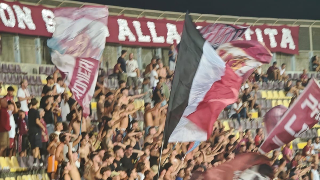 Giocatori del Livorno in campo durante una partita di calcio