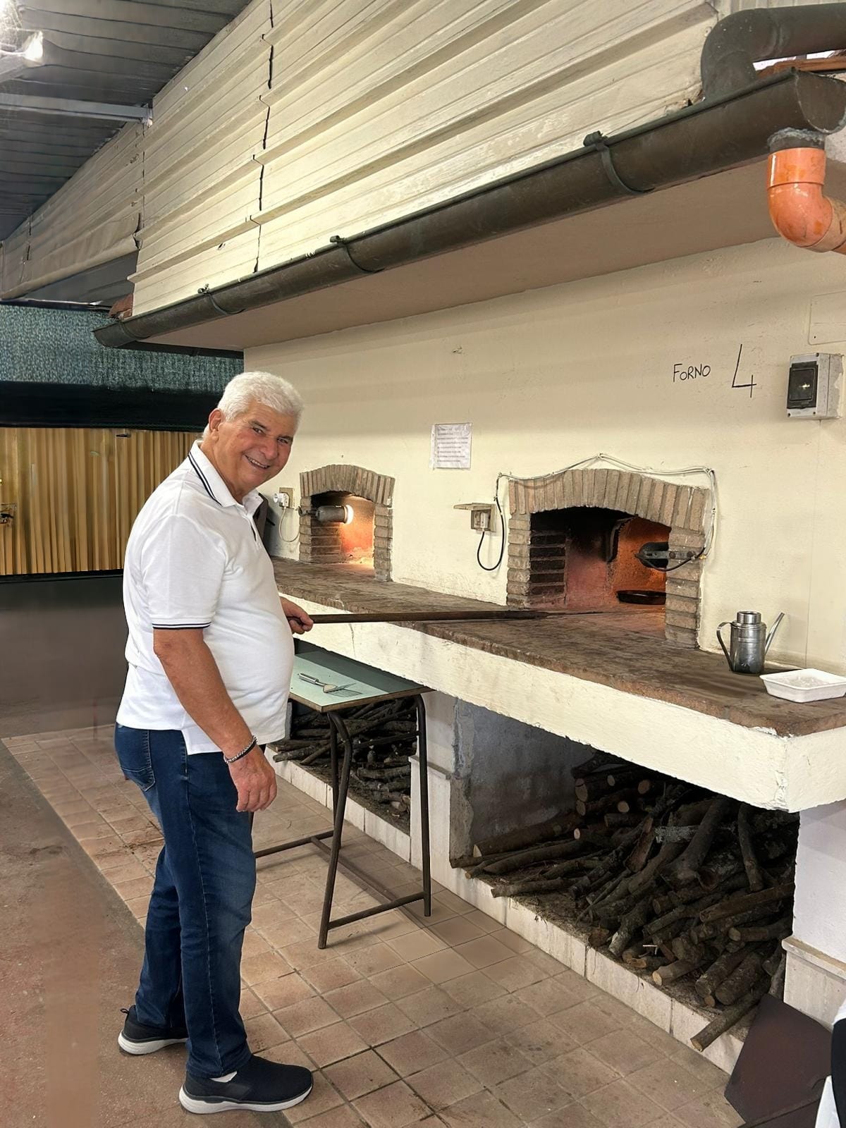 Sagra della Pizza a Collesalvetti, stand gastronomici e persone che mangiano